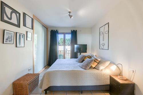 拉尔法斯德尔皮Comfort Alfaz del Sol的一间卧室配有一张带蓝色窗帘的大床