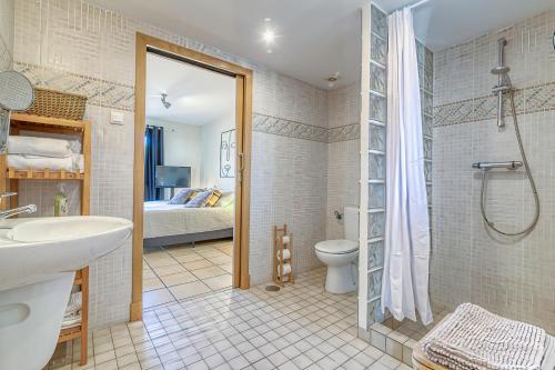 拉尔法斯德尔皮Comfort Alfaz del Sol的浴室配有卫生间、盥洗盆和淋浴。