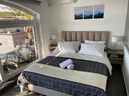 马达巴Golden rays chalet的一间卧室设有一张大床和一个窗户。