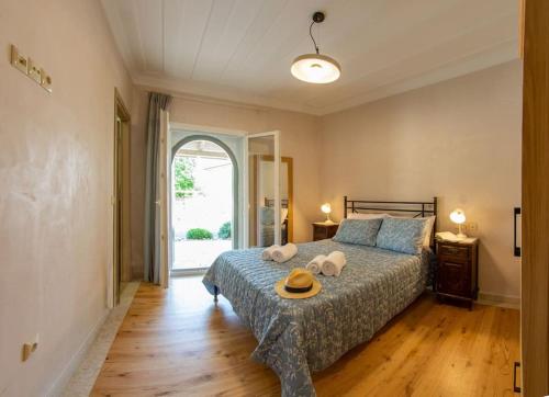 AlexandrosAVLI - Tranquil stonehouse in Lefkada的一间卧室配有一张床,上面有两条毛巾