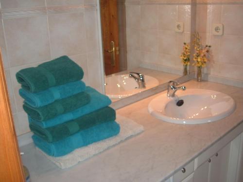Durro卡德尔帕索尔公寓的浴室设有2条带绿毛巾的盥洗盆