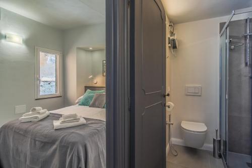 波托菲诺Stella by PortofinoHomes的一间卧室设有一张床、淋浴和卫生间