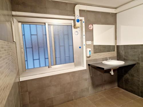 巴塞罗那Arc House Barcelona的一间带水槽和窗户的浴室