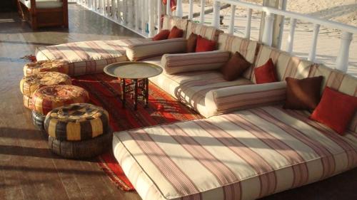 卢克索Dahabiya Giraffa的一间配有沙发和一张桌子的阳台客房