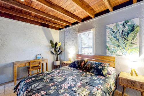 斩魔山Sea Girls的一间卧室设有一张床和木制天花板