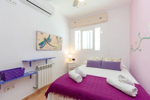 圣安东尼奥Can Pep De Sa Rota的一间卧室配有一张带紫色毯子的床