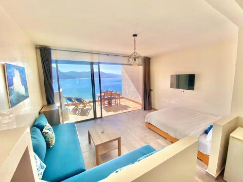 依索安Aloha Imsouane的酒店客房设有一张床,享有海景。