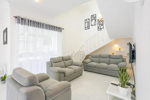 Clintonvilla 4-bedroom with pool near to Airport的休息区