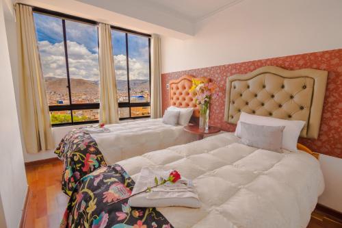 库斯科Hotel & Apartments Davesa House的一间卧室设有两张床和大窗户