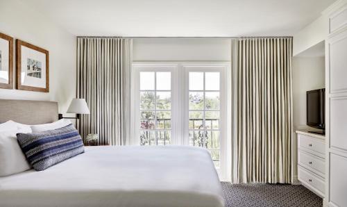 凤凰城亚利桑那度假大酒店的一间卧室设有一张床和一个大窗户