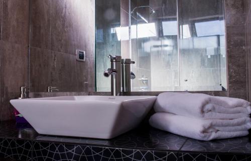 库斯科Hotel & Apartments Davesa House的一间带水槽和台面毛巾的浴室