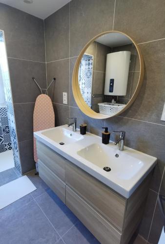 布雷斯特Quatre Moulins - 3 chambres - WIFI - Refait à neuf的一间带水槽和镜子的浴室