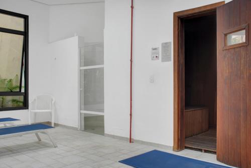圣保罗Hotel deslumbrante na Vila Olimpia的一间设有门、椅子和蓝色地毯的房间