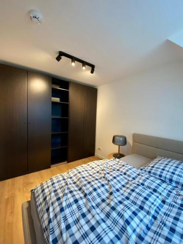 开姆尼茨Modernes Apartment in zentraler Lage的一间卧室配有一张带蓝白色毯子的床