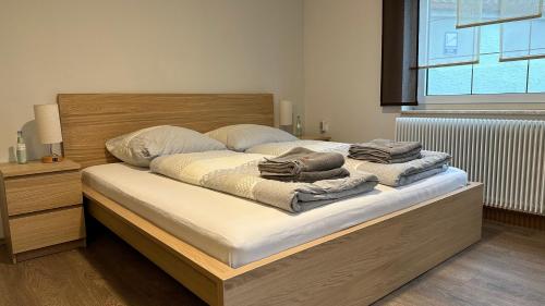 艾斯特维达Ferienwohnung zum Winterberg的一间卧室配有带毛巾的床