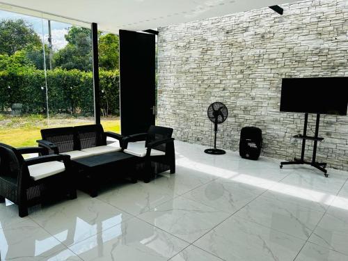 吉拉尔多特¡Quinta al Cielo!的带沙发和平面电视的客厅