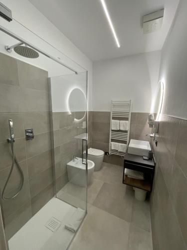 布雷西亚Villa Noce的带淋浴、卫生间和盥洗盆的浴室