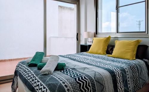 厄尔·波普瑙·德尔·戴尔Ca Na Vinyet的一间卧室配有两张带枕头的床和窗户。