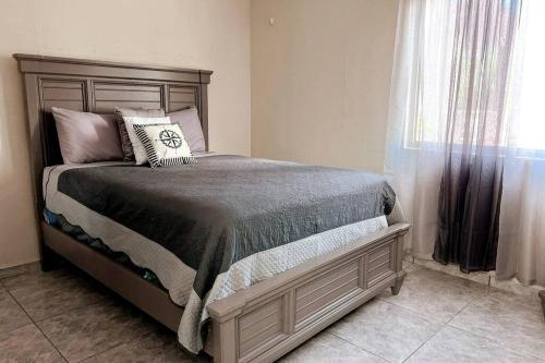 阿瓜迪亚Orsini Beach Apartment的一间卧室设有一张床和一个窗口