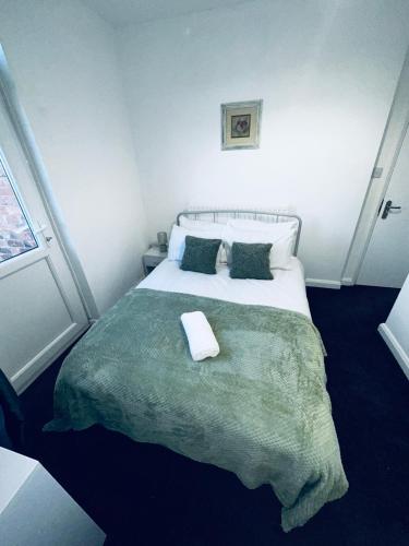 ParksideStylish Town House - Modern double room - 2的一间卧室配有一张带枕头的床