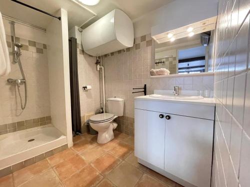 里耶Virée à deux的浴室配有卫生间、盥洗盆和淋浴。