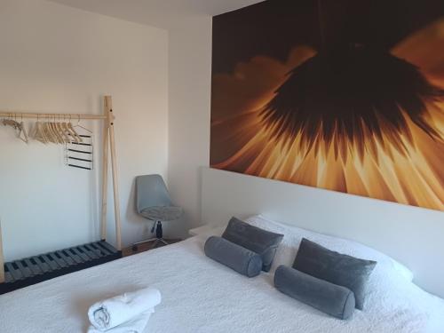 奥西耶克Apartment M&A的卧室配有一张大床,墙上挂着一幅大照片