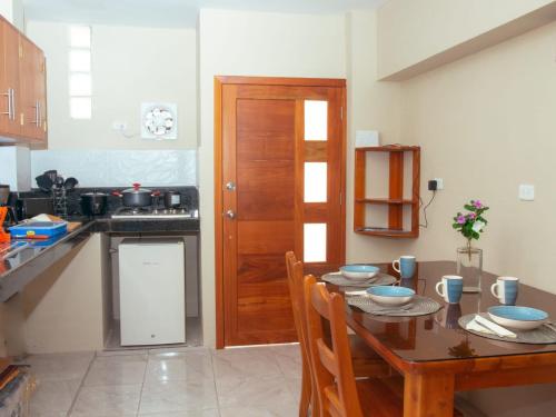 阿约拉港Casa Itabaca II的厨房配有木桌和木门。