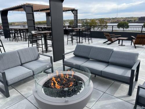达文波特River Front Luxury Furnished Studio Downtown QC的庭院设有火坑和桌椅