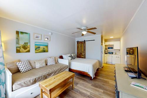 大洋城Ocean Waye 226的客厅配有沙发和1张床