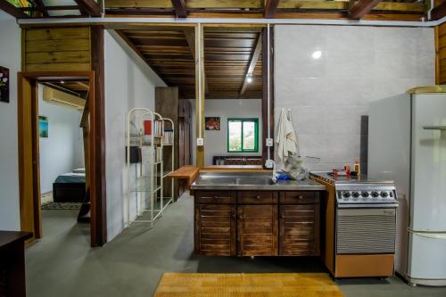 约恩维利Casa do Tesouro的厨房配有水槽和炉灶