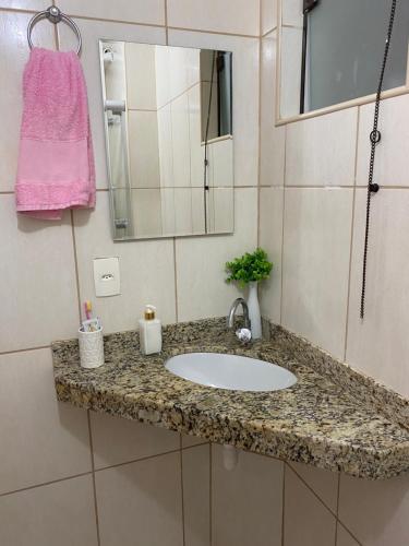 卡马萨里Village Itacimirim的浴室的柜台设有水槽和镜子