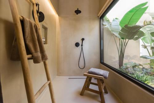 凯法利尼亚岛Apeiron Villas的带淋浴和鱼缸的浴室