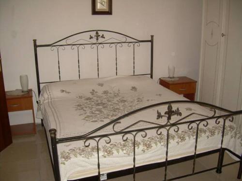 罗切拉伊奥尼卡Appartamenti Bernardo I的一间卧室配有一张带金属框架的床