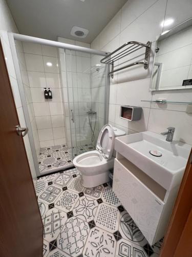 Hu-nei茄萣黄金海岸民宿的一间带卫生间和水槽的浴室