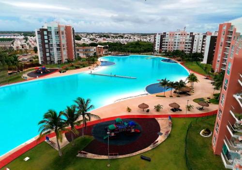 坎昆Departamento 'Hozanek' en Dream Lagoons Cancun的城市大型游泳池的顶部景观