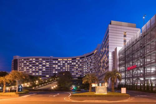 浦安东京湾喜来登大酒店 的一座棕榈树环绕的大建筑