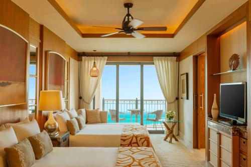 阿布扎比阿布扎比萨迪亚特岛瑞吉度假酒店的酒店客房设有两张床和一个阳台。