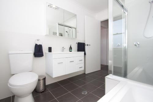 马奇入住马奇农家乐的白色的浴室设有卫生间和淋浴。