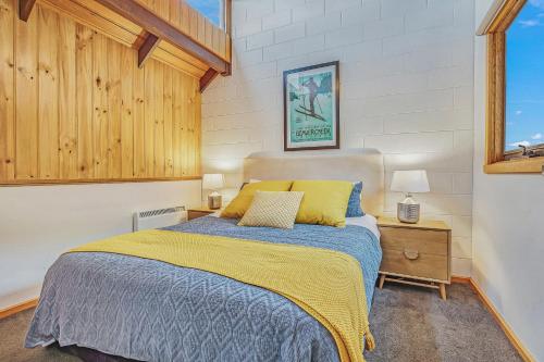 荷斯安山FOUNTAINS 3, Mount Hotham的一间卧室设有一张床和一个窗口