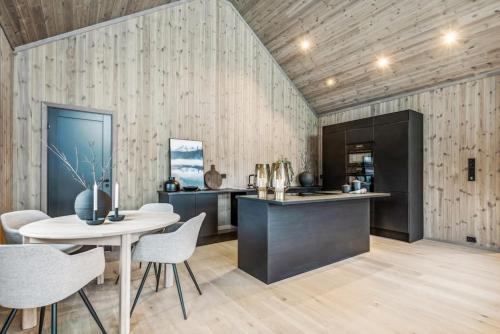 霍夫登Brand new cabin at Hovden cross-country skiing的一间厨房,里面配有桌椅