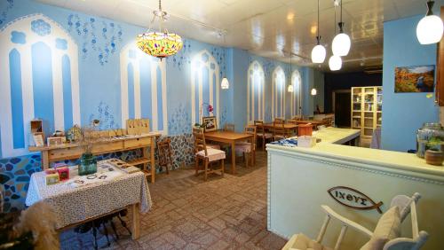 莺歌区鱼旅的餐厅拥有蓝色的墙壁和桌椅