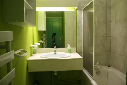 莫列马阿Moliets plage, Résidence OPEN SUD的一间带水槽和镜子的浴室