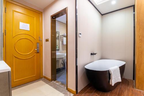 广州拼图酒店（中山八路陈家祠地铁站店）的一间带卫生间和黄色门的浴室