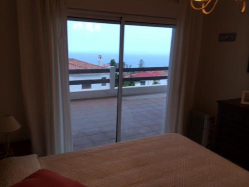 马尼尔瓦2056 - Apt with terrace sea view的一间卧室设有一张床和一个美景窗户。