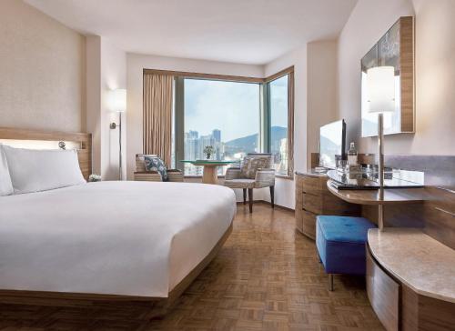 香港铜锣湾如心酒店的一间酒店客房,设有一张大床和一个大窗户