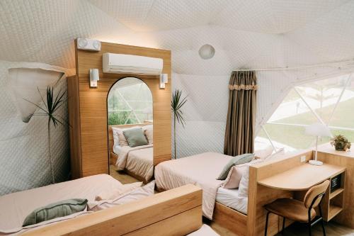 达拉盖地150 Peakway Mountain Resort的客房设有两张床、一张桌子和一面镜子。