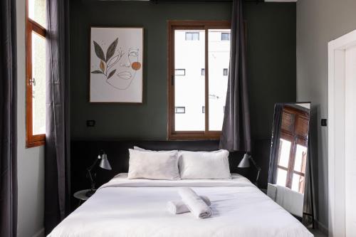 Residence Suites BY RAPHAEL HOTELS客房内的一张或多张床位