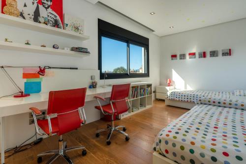 柳维M4R Architect House Llubi的一间卧室配有两张红色椅子和一张床