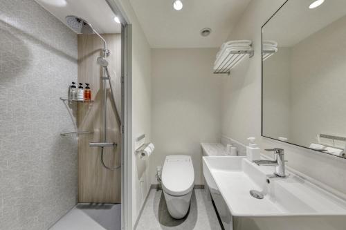 东京Hotel Villa Fontaine Grand Tokyo-Tamachi的浴室配有卫生间、盥洗盆和淋浴。