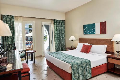 赫尔格达Fanadir Hotel El Gouna的酒店客房设有床和窗户。
